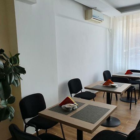 Tranzitrooms Bukarest Exteriör bild