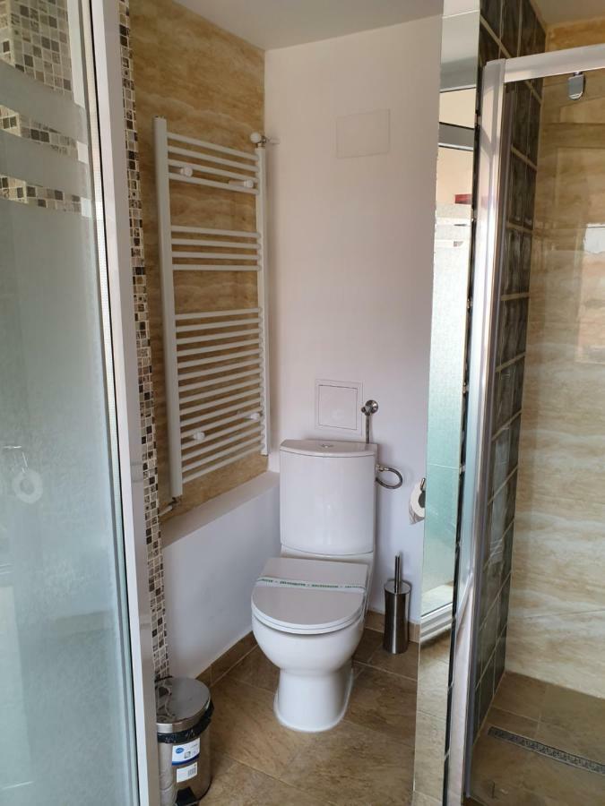 Tranzitrooms Bukarest Exteriör bild