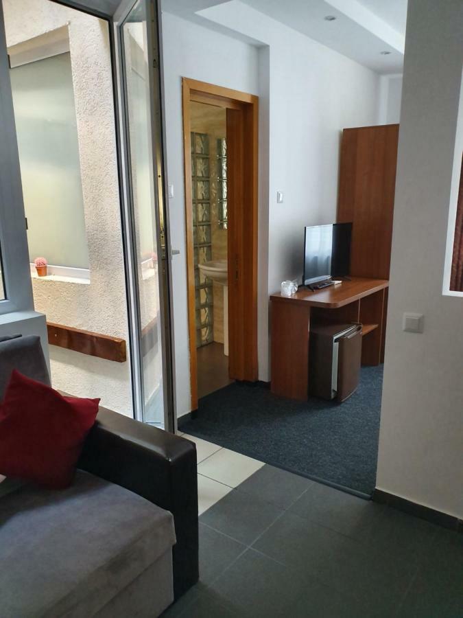 Tranzitrooms Bukarest Exteriör bild